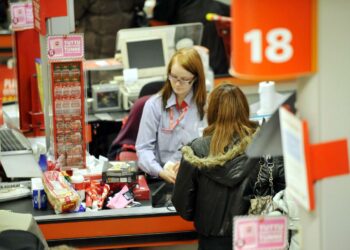 Varovaisuus näkyi joulukaupassa. Suomen Kaupan Liiton arvion mukaan joulukaupassa käytettiin rahaa saman verran kuin viime vuonna, vaikka kuluttajahinnat ovat nousseet vuodessa yli neljä prosenttia.