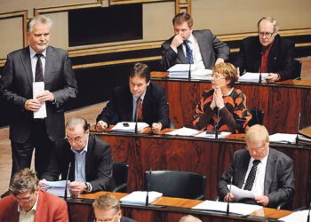 Vasemmistoliitto näyttää ? ikävä kyllä - ennustaneen talouskehityksen jo viime syksynä oikein ja paremmin kuin hallitus. Martti Korhonen varoitti jo lokakuussa taantuman kääntyvän lamaksi.