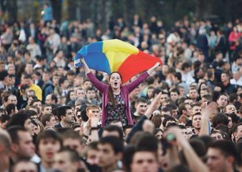 Tuhansiin noussut väkijoukko osoitti mieltään 6. huhtikuuta Moldovan pääkaupungissa Chisinaussa kommunistien vaalivoittoa vastaan.