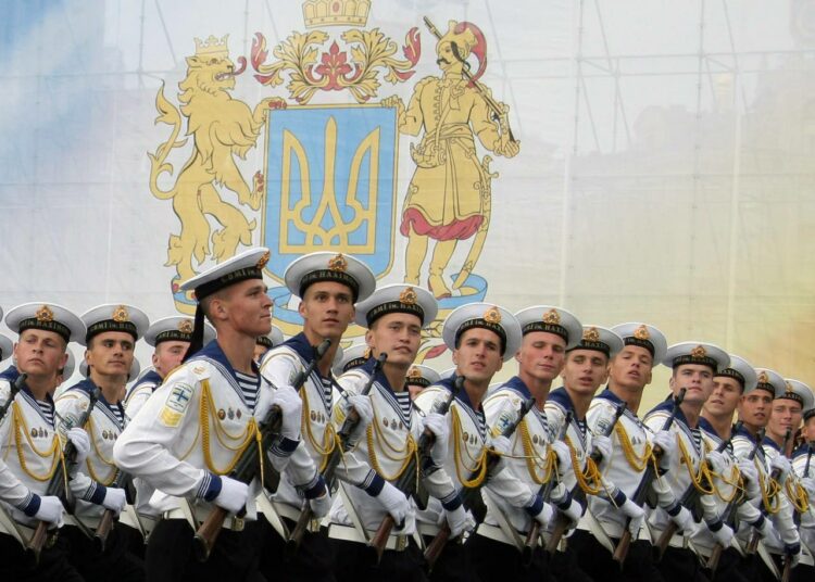 Ukrainalaissotilaita paraatissa maan 18. itsenäisyyspäivänä, 24.8., Kiovassa.