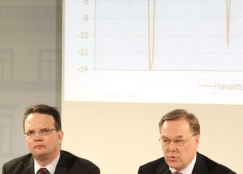 Valtiosihteeri Velipekka Nummikoski (vas.) ja ministeri Antti Tanskanen kasvutyöryhmän väliraportin luovutustilaisuudessa.