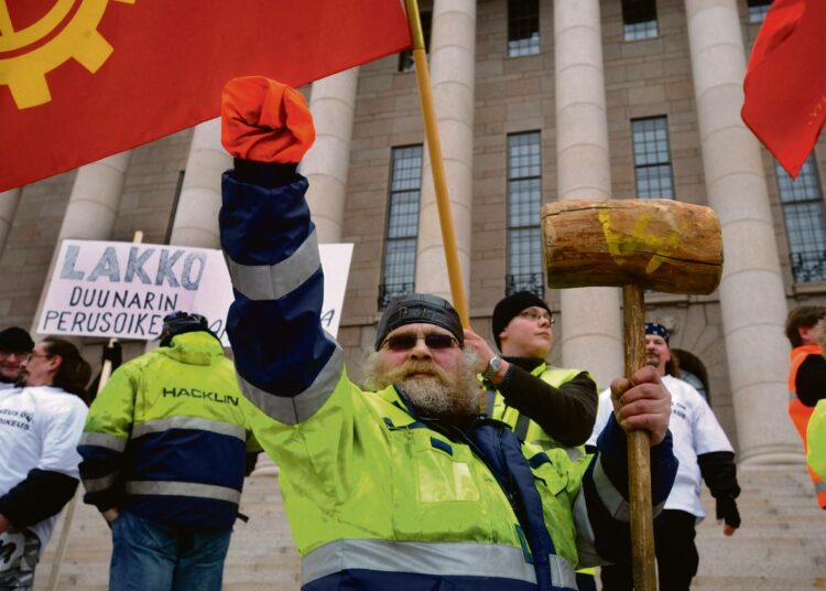 Eduskuntatalolle marssivat ahtaajat osoittivat selvästi, mitä mieltä he ovat Elinkeinoelämän keskusliiton EK:n puuttumisesta liittotason sopimusneuvotteluihin. "EK on perseestä", kaikui railakas huutomyrsky.