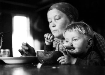 Pahkakupista ohrahuttua - se voimia kasvattaa. Ekströmin kuva on Kuhmosta vuodelta 1924.