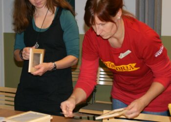 Werstaan uuteen aikakauteen kuuluu aikuisia museoon houkutteleva Avara museo -hanke. Projektisuunnittelija Ulla Rohunen (oik.) vetää hankkeeseen kuuluvaa Tekstiilin taika -työpajaa.