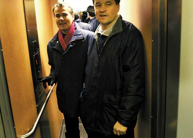 Kansanedustaja Kari Uotila (etualalla) ja hissiasiamies Erkki Holappa testasivat Helsingin kaupungin vuokrataloon rakennettua hissiä vuonna 2002.