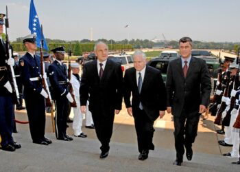 Kosovon pääministeri Hashim Thaçi (oik.) saapumassa Pentagoniin heinäkuussa 2008.