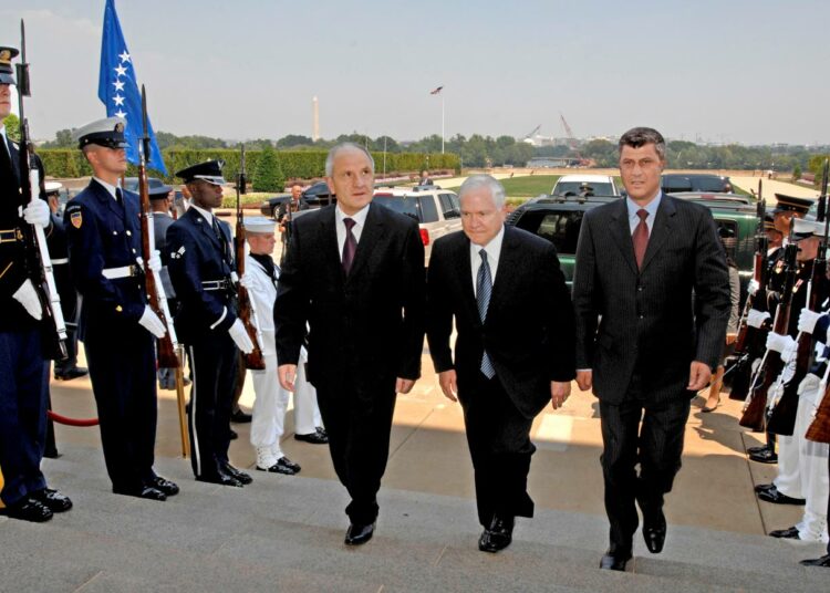 Kosovon pääministeri Hashim Thaçi (oik.) saapumassa Pentagoniin heinäkuussa 2008.