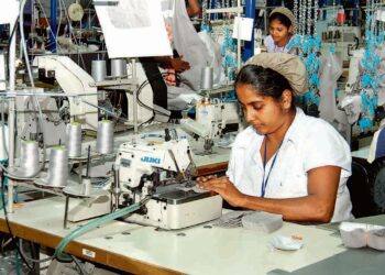 Sri Lankan pääkaupungin Colombon ulkopuolella toimivan vaatetehtaan työntekijöitä.