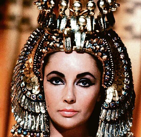 Elisabeth Taylor loi maailmalle kuvan Kleopatran kauneudesta.