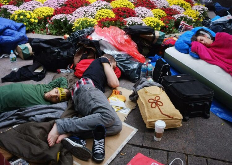 New Yorkin Zuccottin puistoon leiriytyneitä mielenosoittajia nukkumassa maanantaina.