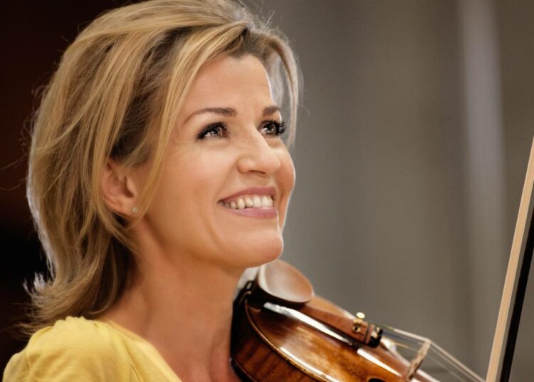 Viulutaiteilija Anne-Sophie Mutter konsertoi maanantaina Helsingin Musiikkitalossa.