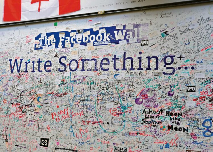 ”The Facebook wall” yhtiön pääkonttorissa.