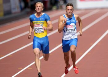 Jonathan Åstrand eteni 200 metrin juoksun välieriin, kun Ukrainan Igor Bodrovin (vas.) juoksu hylättiin.