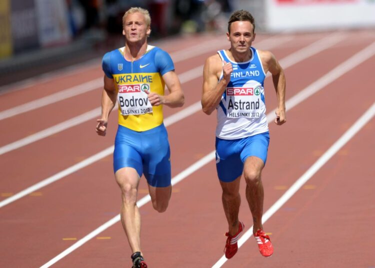 Jonathan Åstrand eteni 200 metrin juoksun välieriin, kun Ukrainan Igor Bodrovin (vas.) juoksu hylättiin.