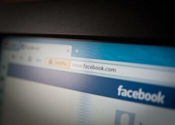 Facebookin työntekijät lukevat epäilyttäväksi merkatun sisällön ja päättävät jatkotoimenpiteistä.