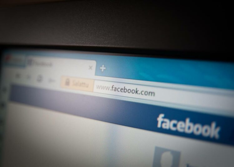 Facebookin työntekijät lukevat epäilyttäväksi merkatun sisällön ja päättävät jatkotoimenpiteistä.