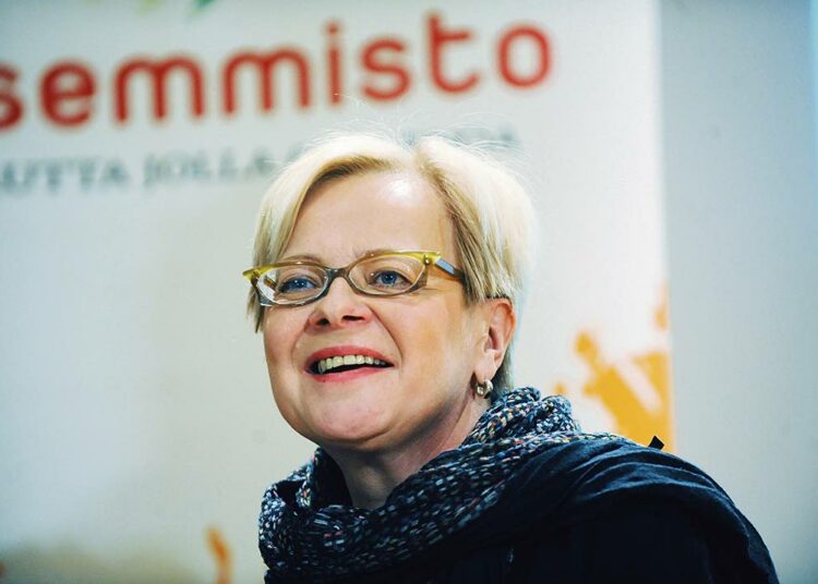 Sirpa Puhakka vakuuttaa, että tavallinen ihminen pärjää kunnallispolitiikassa.