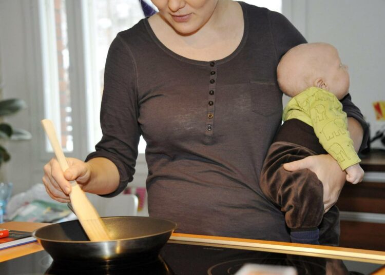 Tutkija Minna Salmen mukaan äitien paluuta työelämään nopeutettaisiin tehokkaimmin vähentämällä määräaikaisia työsuhteita ja helpottamalla vakinaisen työn saantia.