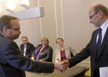Journalistiliiton puheenjohtaja Arto Nieminen (vas.), työmarkkinajohtaja Johanna Varis ja valtakunnansovittelija Esa Lonka (oik.) Valtakunnansovittelijan toimistolla perjantaina.