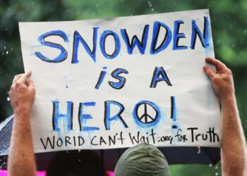 Yhdysvaltain turvallisuuspalveluiden verkkourkinnan paljastaneen Edward Snowdenin kannattajia mielenosoituksessa New Yorkissa maanantaina.