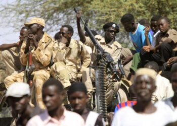 Sudanin sotilaat pitävät vahtia Darfurin alueella.