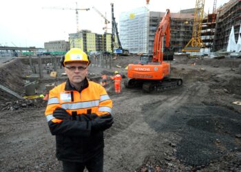 Rakennusliiton puheenjohtaja Matti Harjuniemi kritisoi keskitetyn äärimaltillisia palkankorotuksia että mahdollisuuksia hoitaa alakohtaisia ongelmia.