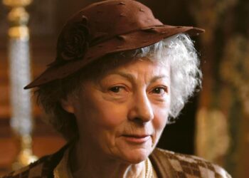 Geraldine McEwan tekee jälleen varman roolin harrastelijaetsivä neiti Marplena. Elokuvassa on monia muitakin tuttuja luottonäyttelijöitä.