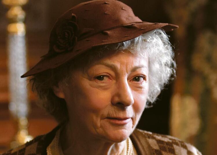 Geraldine McEwan tekee jälleen varman roolin harrastelijaetsivä neiti Marplena. Elokuvassa on monia muitakin tuttuja luottonäyttelijöitä.