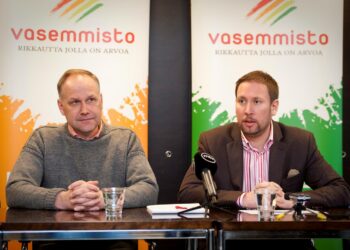 Ruotsalaisen Vänsternpartietin puheenjohtaja, kansanedustaja Jonas Sjöstedt vieraili keskiviikkona Helsingissä. Oikealla vasemmistoliiton puheenjohtaja Paavo Arhinmäki.
