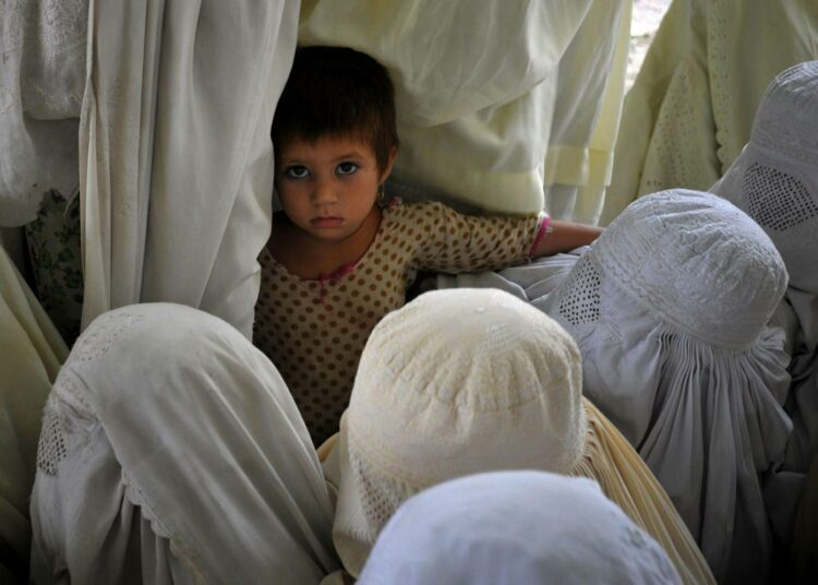 Pakistanissa poikalapset ovat odotettuja, tyttölasta pidetään usein vain rasitteena perheelle.