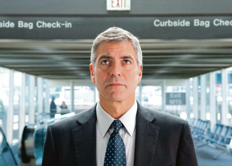 Sympaattisessa draamakomediassa George Clooney (kuvassa) näyttelee Ryan Binghamia, jonka hommana on erottaa ihmisiä.