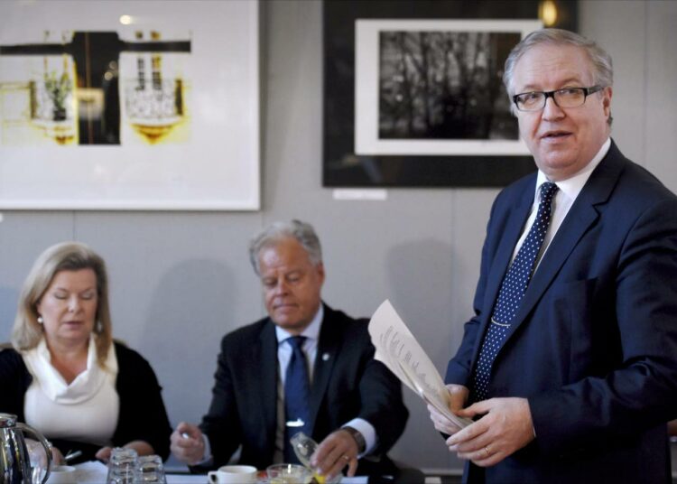 Akavan puheenjohtaja Sture Fjäder (oik.) kertoi tiedotustilaisuudessa torstaina, että Akava pitää kiinni päätöksestään jatkaa itsenäisenä palkansaajakeskusjärjestönä. Vasemmalla Akavan varapuheenjohtajat Lotta Savinko ja Olli Luukkainen