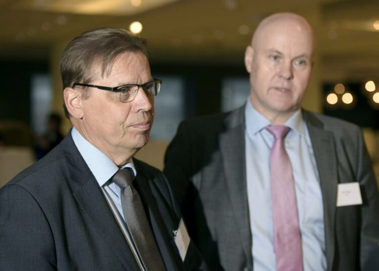 Kymmenien ammattiliittojen edustajat pohtivat uuden keskusjärjestön perustamista 16. tammikuuta. Vasemmistonuoret arvostelee hankkeen salamyhkäistä valmistelua. Kuvassa SAK:n puheenjohtaja Lauri Lyly (vasemmalla) ja STTK:n puheenjohtaja Antti Palola.