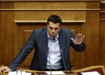 Kreikan pääministeri Alexis Tsipras puhumassa parlamentissa viime perjantaina.