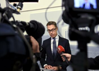 Valtiovarainministeri Alexander Stubb kertoi keskiviikkona eduskunnassa hallituksen peruuttavan päätöksiään.