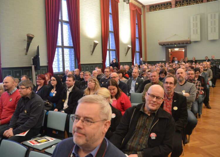 Yli neljäsataa SAK:laista luottamusmiestä pohti lauantaina Tampereella pakkolakeja ja SSS-hallituksen muita suunnitelmia heikentää työn tekemisen ehtoja.