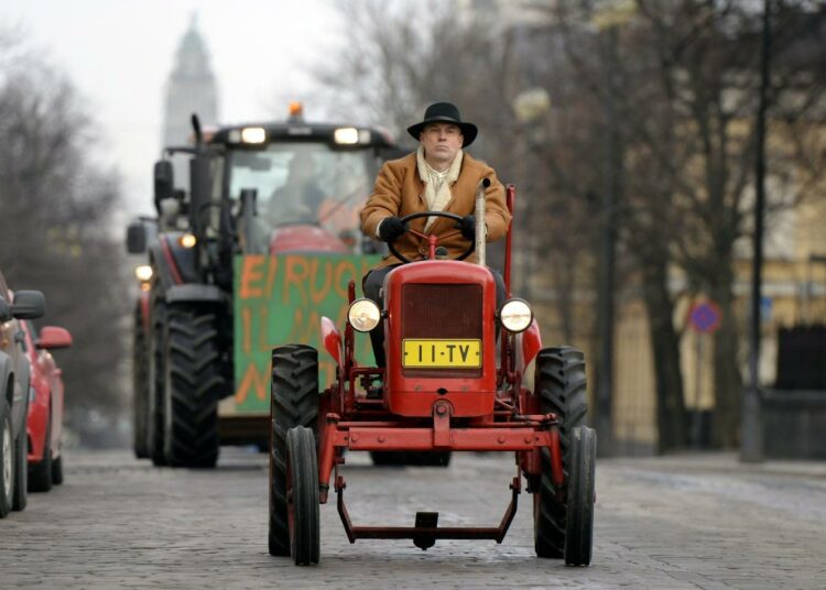 Senaatintori täyttyy traktoreista ja vihaisista viljelijöistä. MTK:n puheenjohtaja Juha Marttila matkalla mielenilmaukseen.