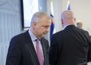 Elinkeinoministeri Olli Rehn ja oikeus- ja työministeri Jari Lindström (selin)  kertoivat  kehysriihessä sovituista yrittäjyys- ja työllisyyspaketista. Työttömyysturvan muutosten yksityiskohdista hallitus kertoo vasta ensi viikolla.