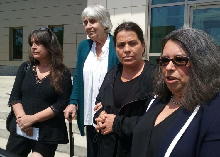 Tytär Manuela Bunster, leski Joan Turner Jara, tytär Amanda Turner Jara sekä perhettä avustanut ihmisoikeuskeskus CJA:n juristi Kathy Roberts orlandolaisen oikeusistuimen portailla.