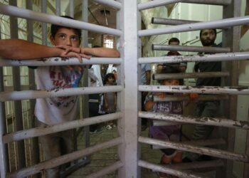Palestiinalaisia odottamassa pääsyä läpi Israelin tarkastuspisteeltä Hebronissa.