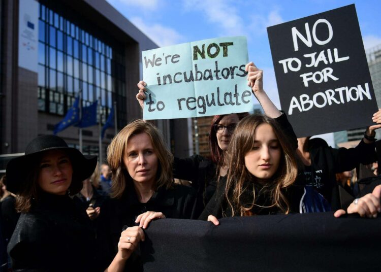 Brysselissä osoitettiin maanantaina mieltä Puolan kaavailemille tiukennuksille maan aborttilainsäädäntöön.