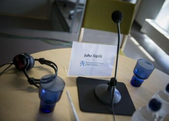 Pääministeri Juha Sipilän aikaan saama sananvapauskeskustelu sai toimittajajärjestöt älähtämään ja kolhi luottamusta Ylen uutisiin.