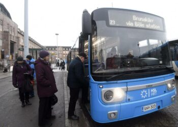 Missä viipyvät Sipilän hallituksen joukkoliikenteen kehittämissuunnitelmat, kysyy kirjoittaja. Helsingin ensimmäinen täyssähköbussi lähti liikenteeseen Helsingin Rautatientorilta tammikuussa.