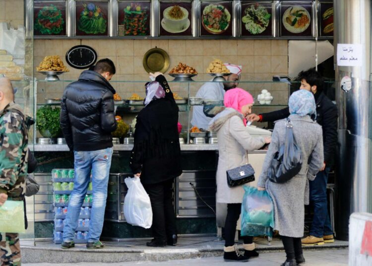 Syyrialaisia pikaruokaostoksilla pääkaupungissa Damaskoksessa.