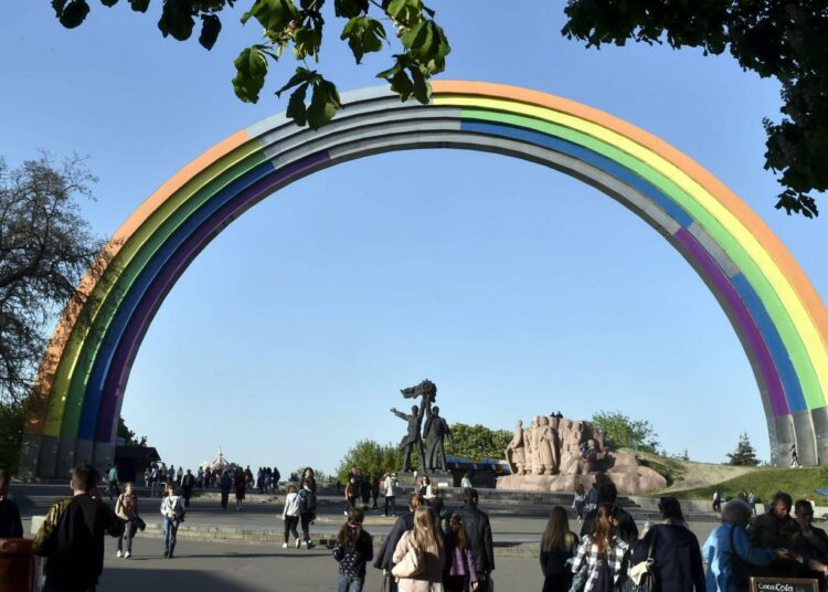 Kiovan Eurooppa-aukion Kansojen ystävyyden kaari oli tarkoitus maalata sateenkaaren väreihin, mutta äärinationalistit saivat pysäytettyä työt "homopropagandana".
