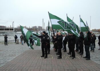 Pohjoismaisen vastarintaliikkeen mielenosoitus kokoontui Tampereen Laukontorilla.