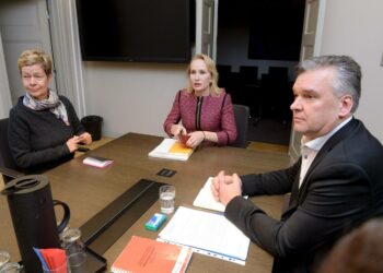Teknologiateollisuuden varatoimitusjohtaja Eeva-Liisa Inkeroinen (vas.) ja Sähköliiton puheenjohtaja Sauli Väntti (oik.) sekä valtakunnansovittelija Minna Helle valtakunnansovittelijan toimistolla.