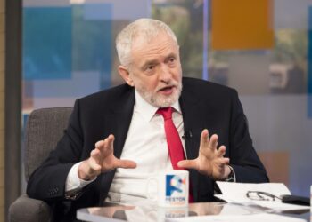 Työväenpuolueen puheenjohtaja Jeremy Corbyn televisiohaastattelussa sunnuntaina.