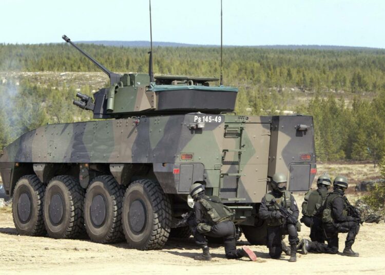 Viime vuonna Suomi vei sotatarvikkeita maailmalle 133,4 miljoonan edestä. Kuva jalkaväen kaluston esittelyammunnoista vuodelta 2003.