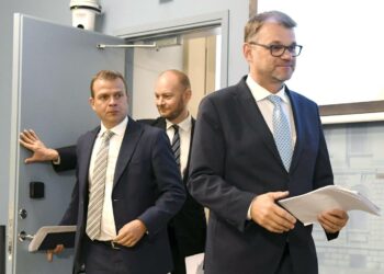 Eurooppa-, kulttuuri- ja urheiluministeri Sampo Terho (takana), valtiovarainministeri Petteri Orpo ja pääministeri Juha Sipilä kertoivat hallituksen talousarvioneuvotteluiden tuloksista tiedotustilaisuudessa keskiviikkona.